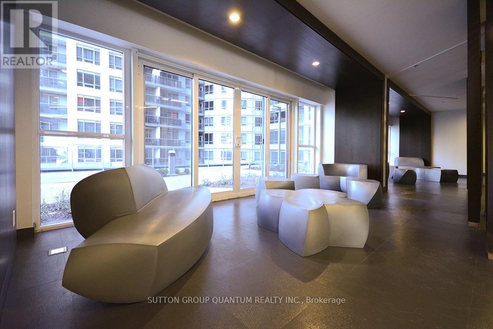 352 Front Street West — photo 15