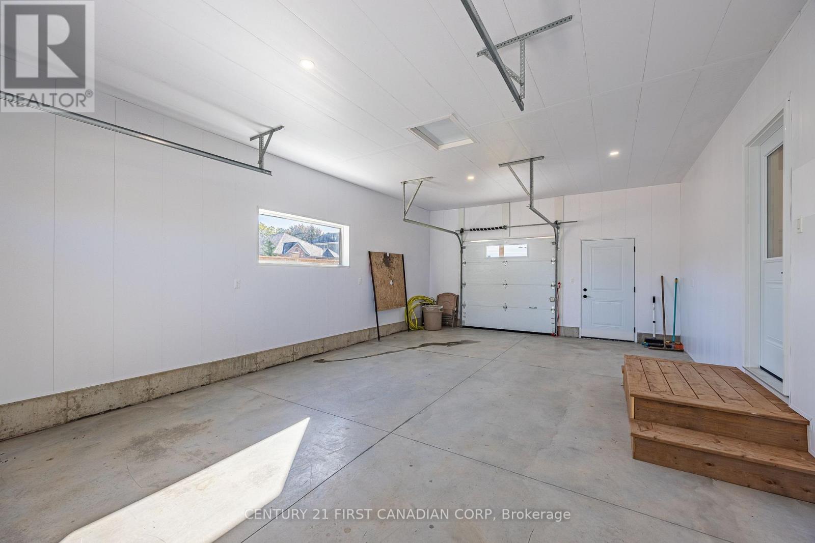 135 Nicoline Avenue — photo 31