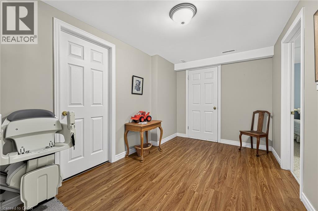796 Springbank Avenue North — photo 37