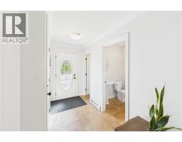 242 Damien, photo 4