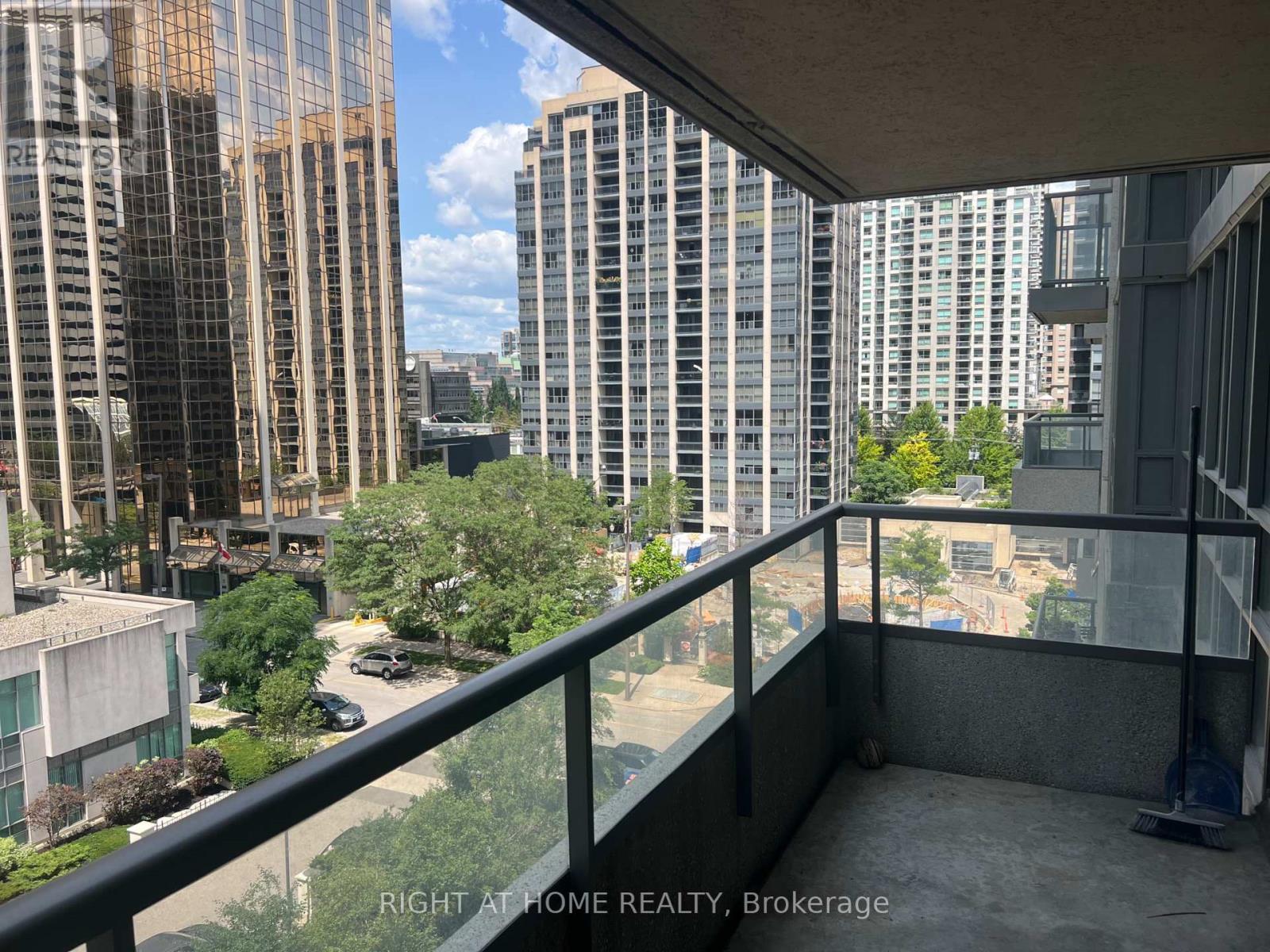 35 Hollywood Avenue — photo 29
