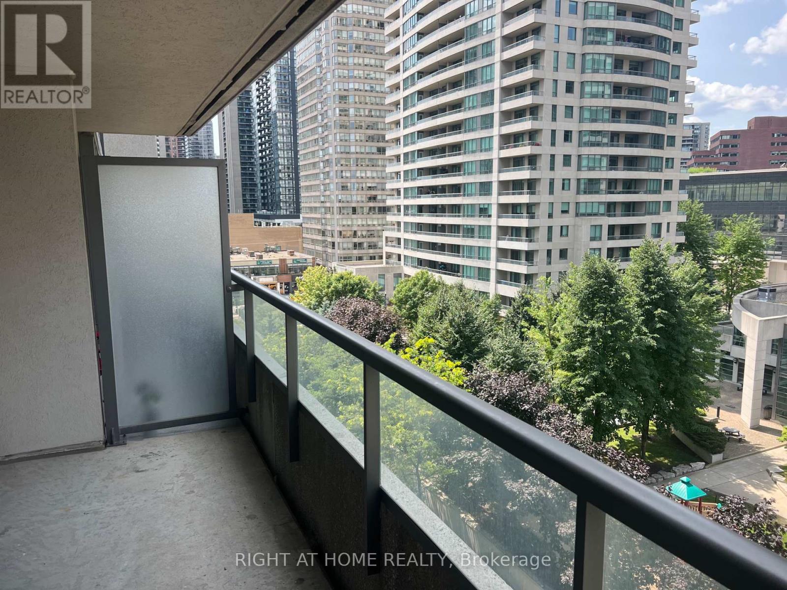 35 Hollywood Avenue — photo 30