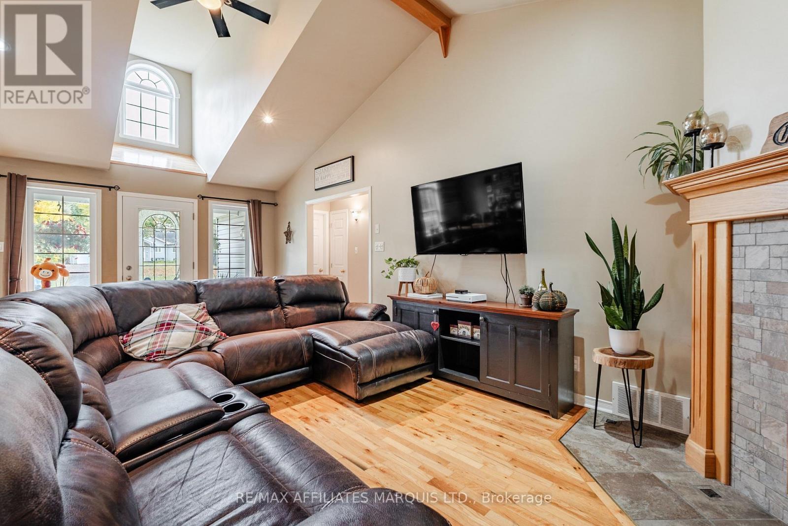 11 Grant Avenue — photo 16