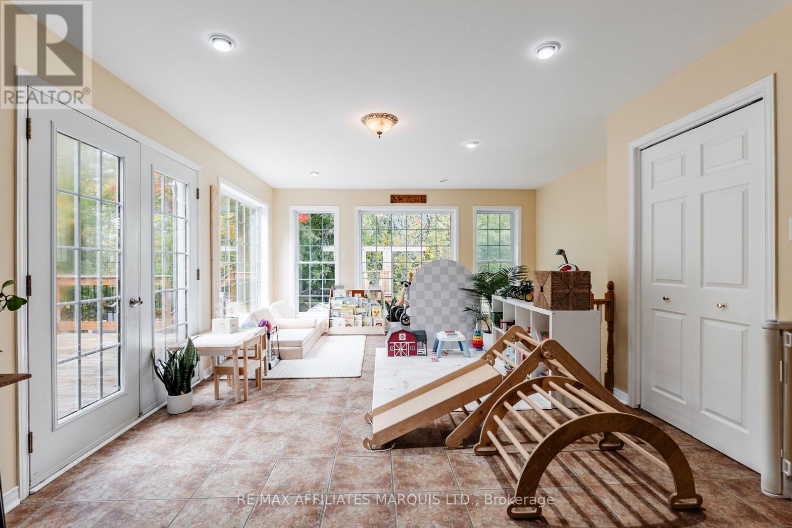 11 Grant Avenue — photo 28