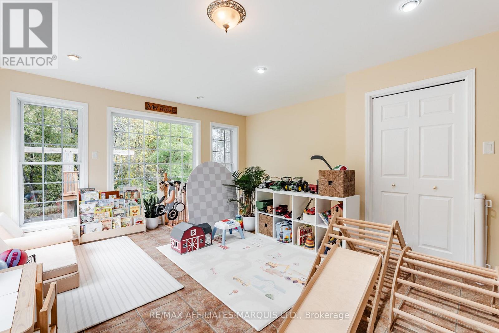 11 Grant Avenue — photo 29
