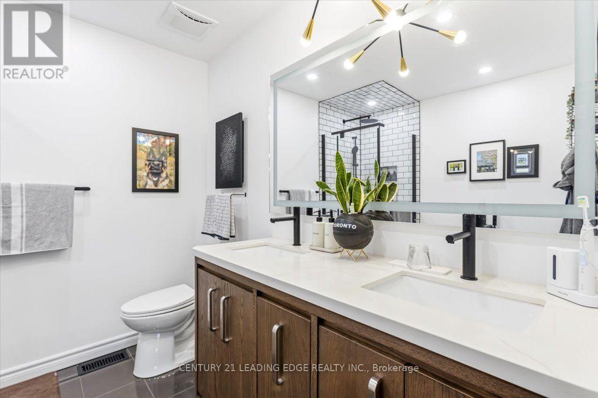 347 Woodfern Way, Newmarket, ON photo 19