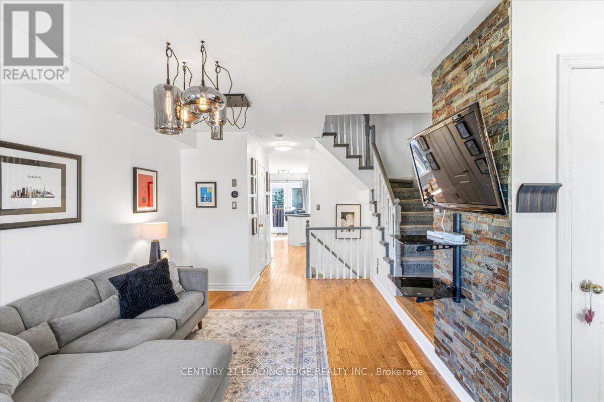 347 Woodfern Way, Newmarket, ON photo 5