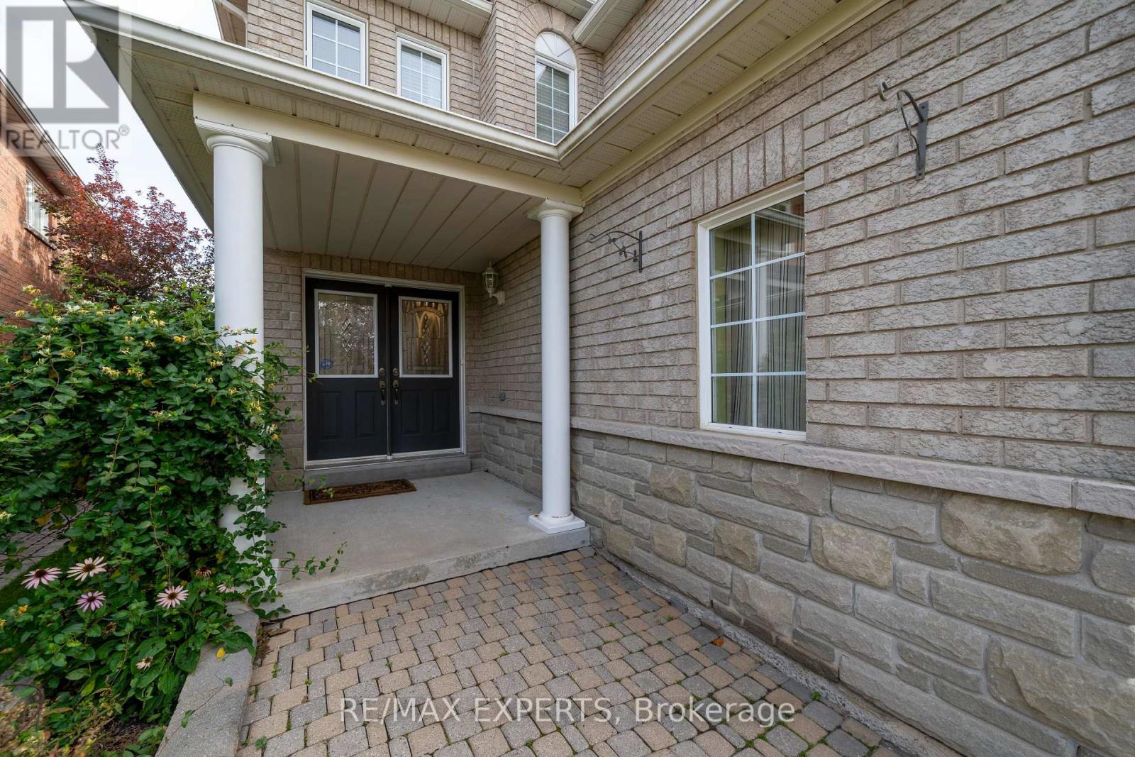 27 Mallard Marsh Crescent, Richmond Hill, ON photo 4