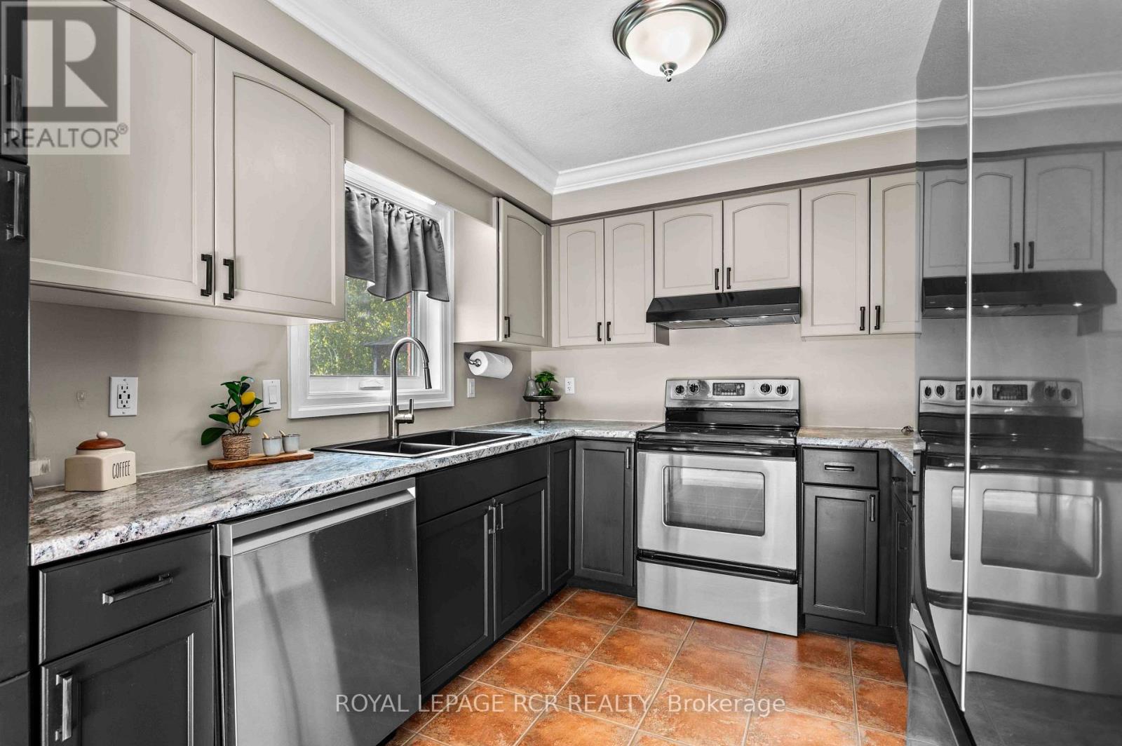 6 GRAHAM CRESCENT - Image 16
