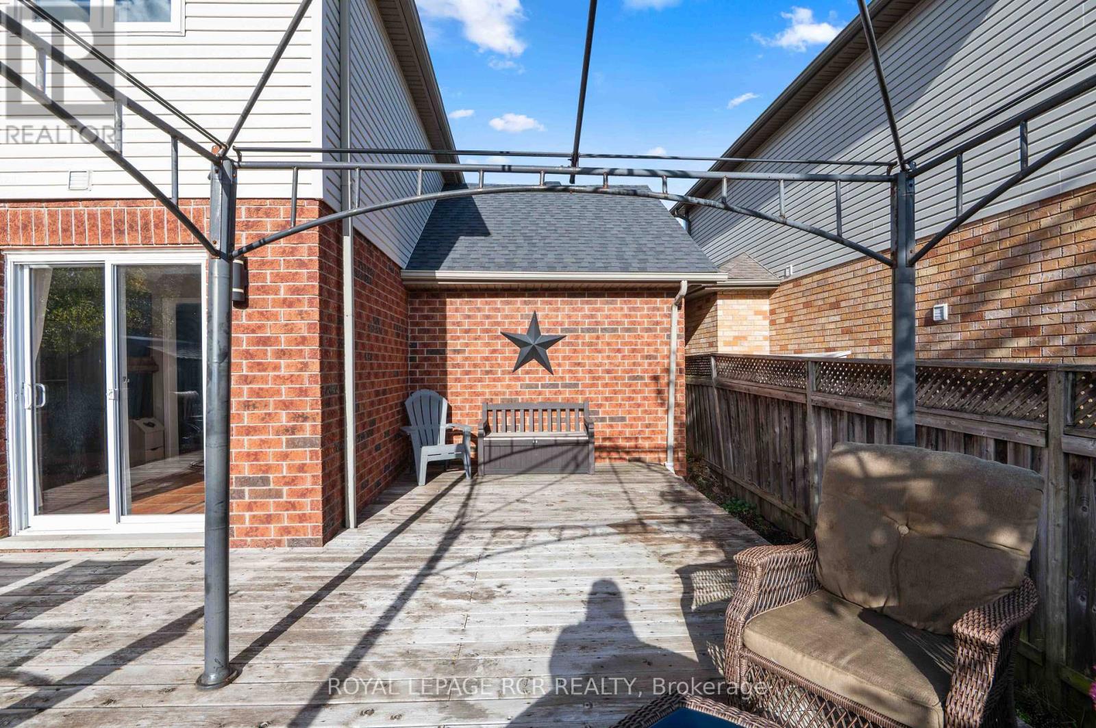 6 GRAHAM CRESCENT - Image 34