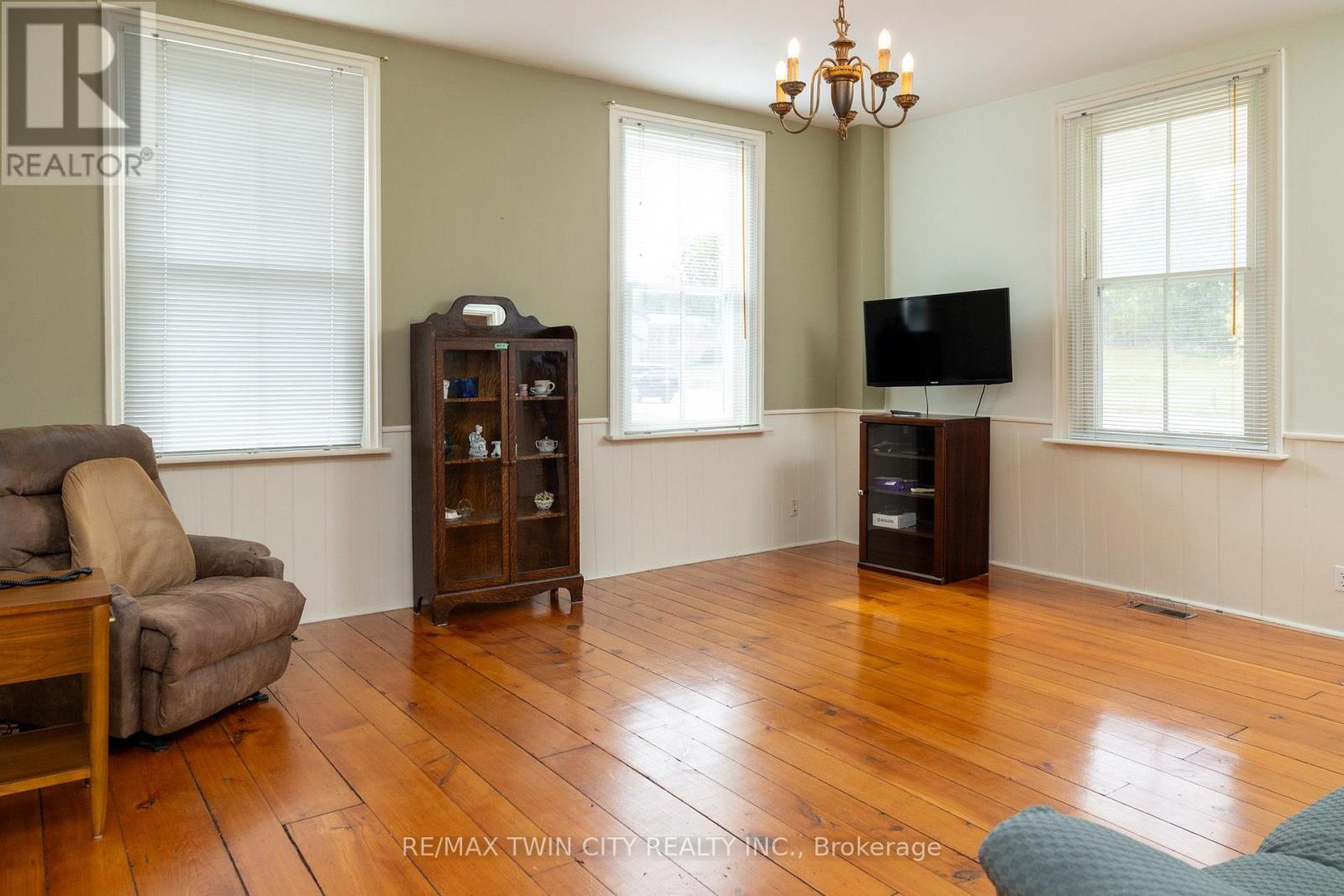 60 SIMCOE Street, Brant, ON photo 13