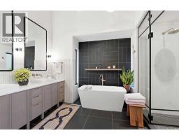 2407 31 Avenue SW - photo 28