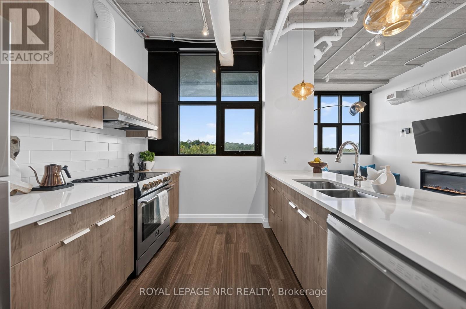 120 Huron Street — photo 17