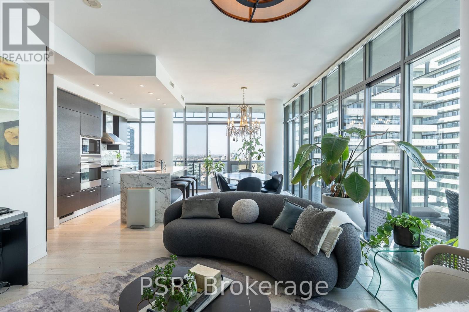 33 Charles Street East — photo 2