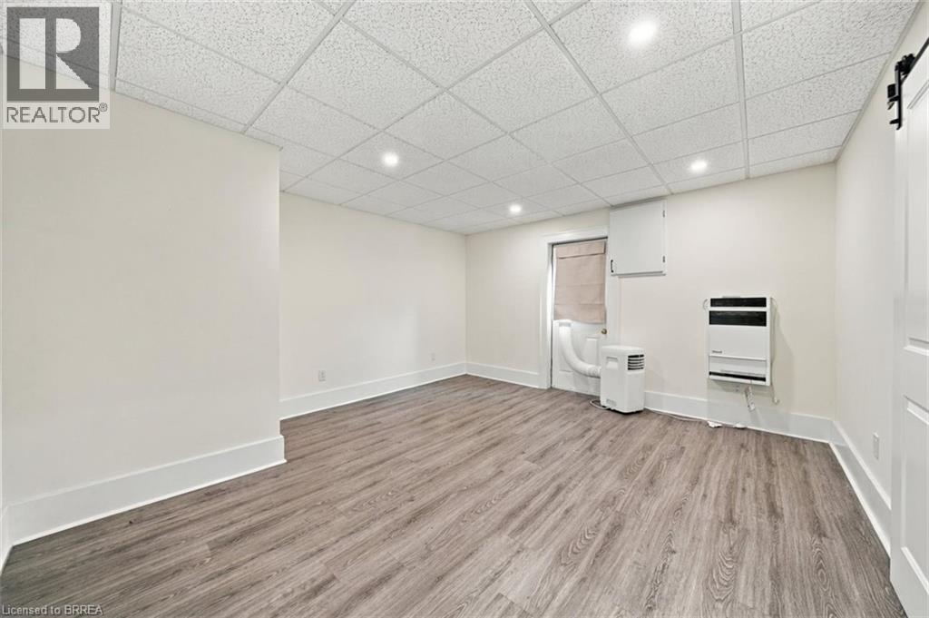 46 Grand River Street North — photo 16