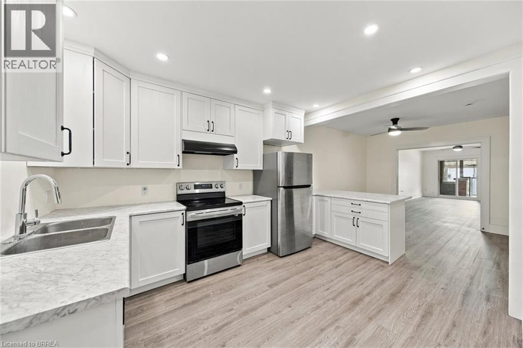 46 Grand River Street North — photo 8