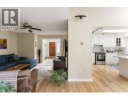 1089 Donwood Dr, Saanich, BC V8X4G3 Photo 14