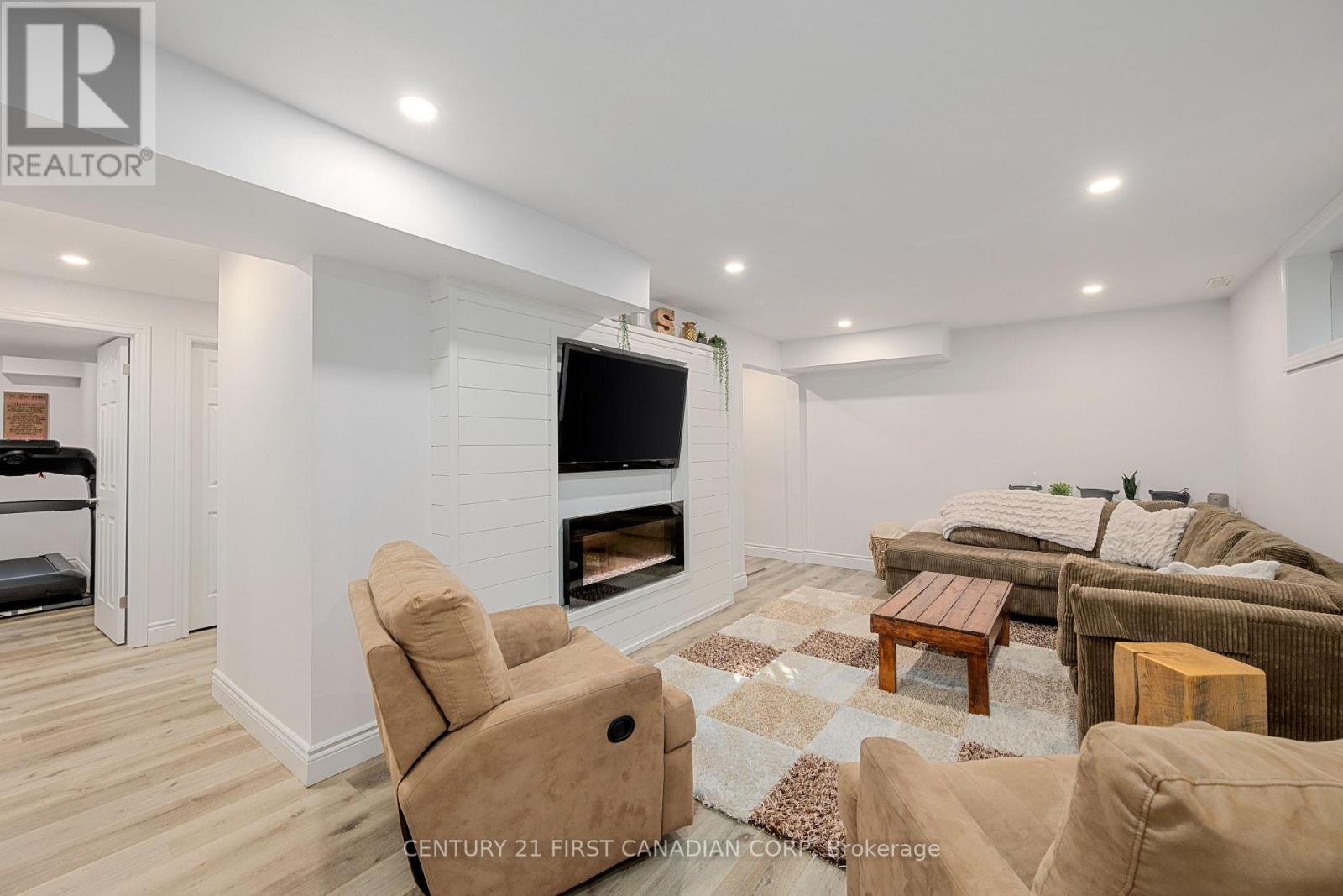 101 Duchess Avenue — photo 27