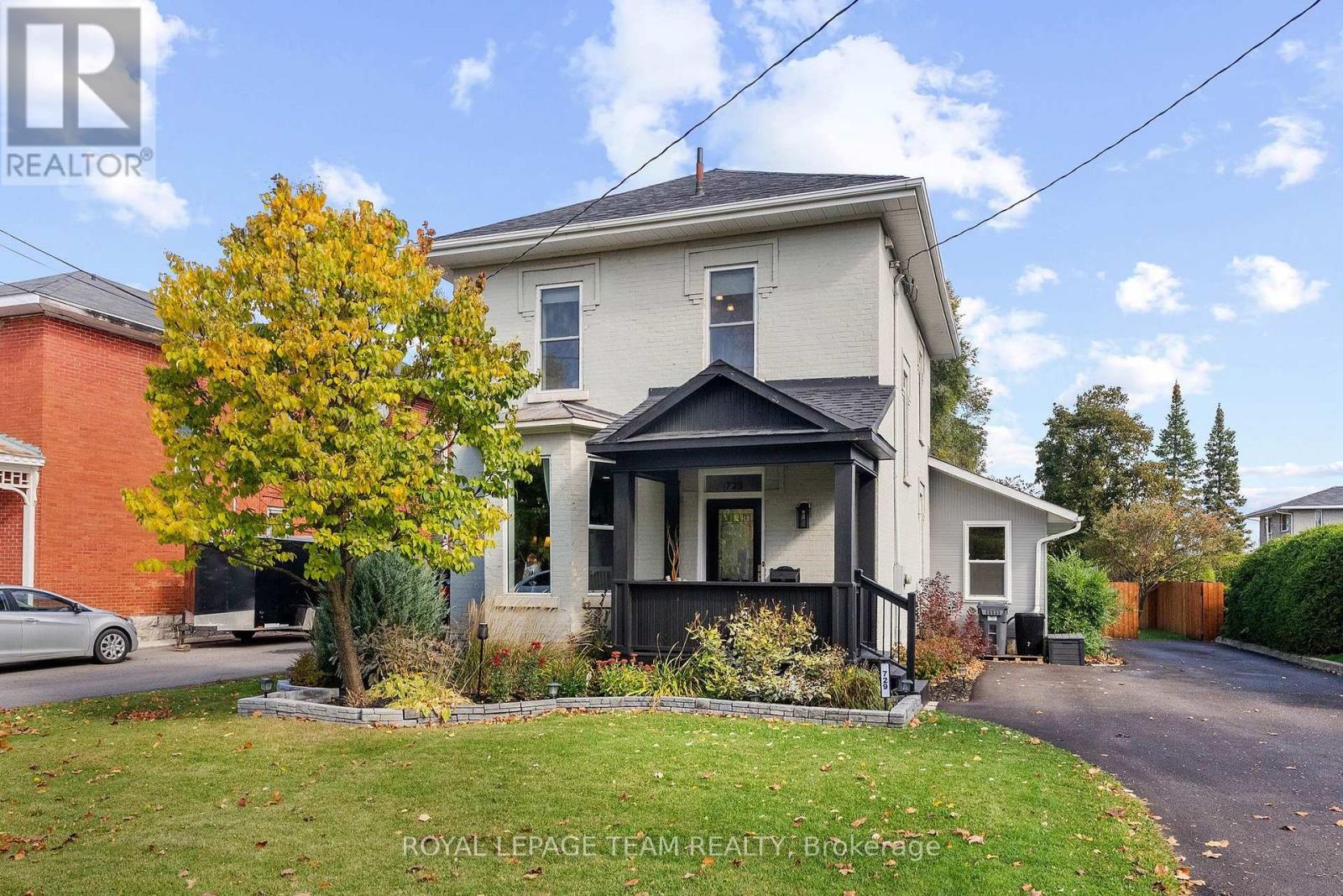 729 RAGLAN STREET S - 2
