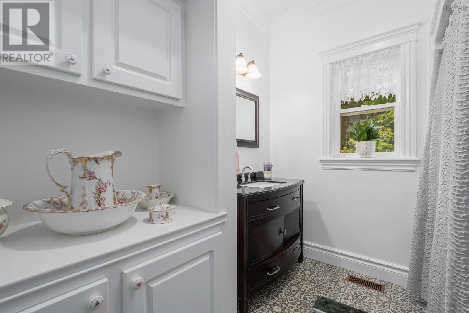Property 17 of 41 of 170 Magnate Court