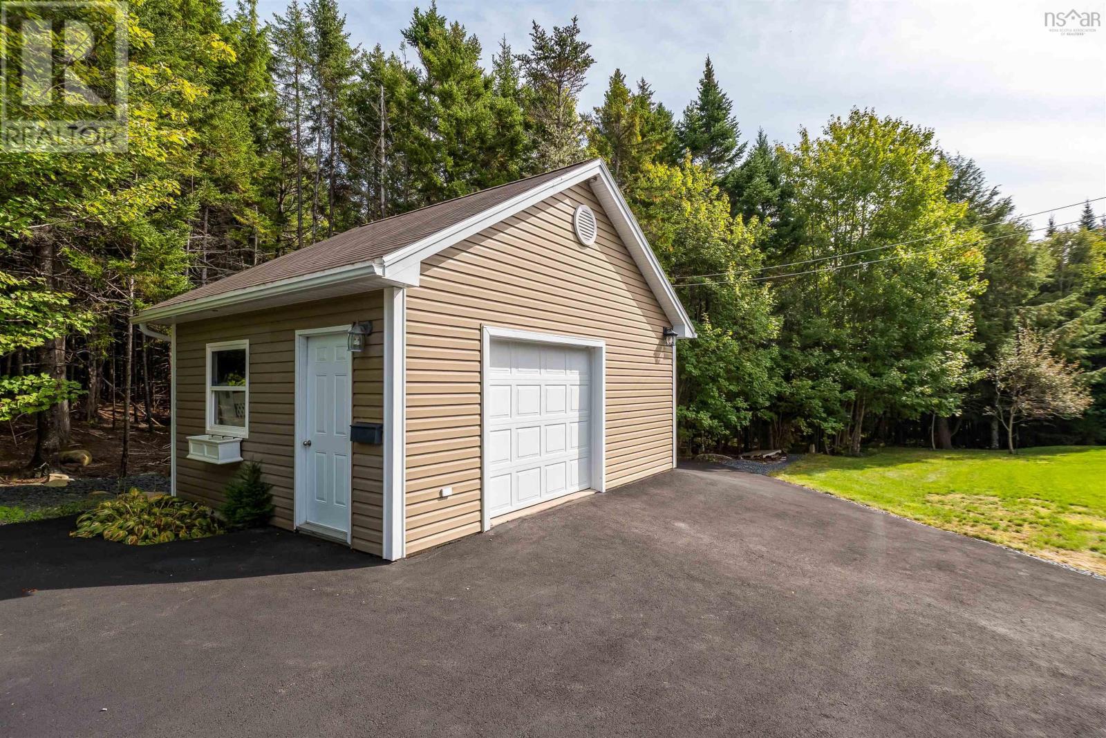 Property 35 of 41 of 170 Magnate Court