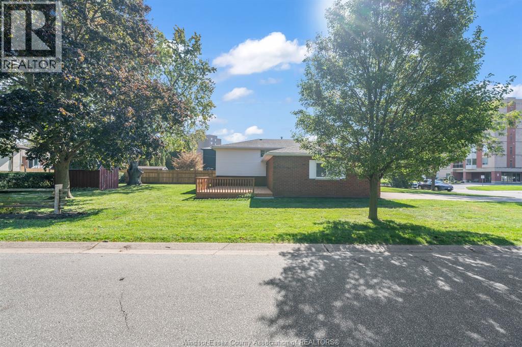 8 Bruce Avenue — photo 37