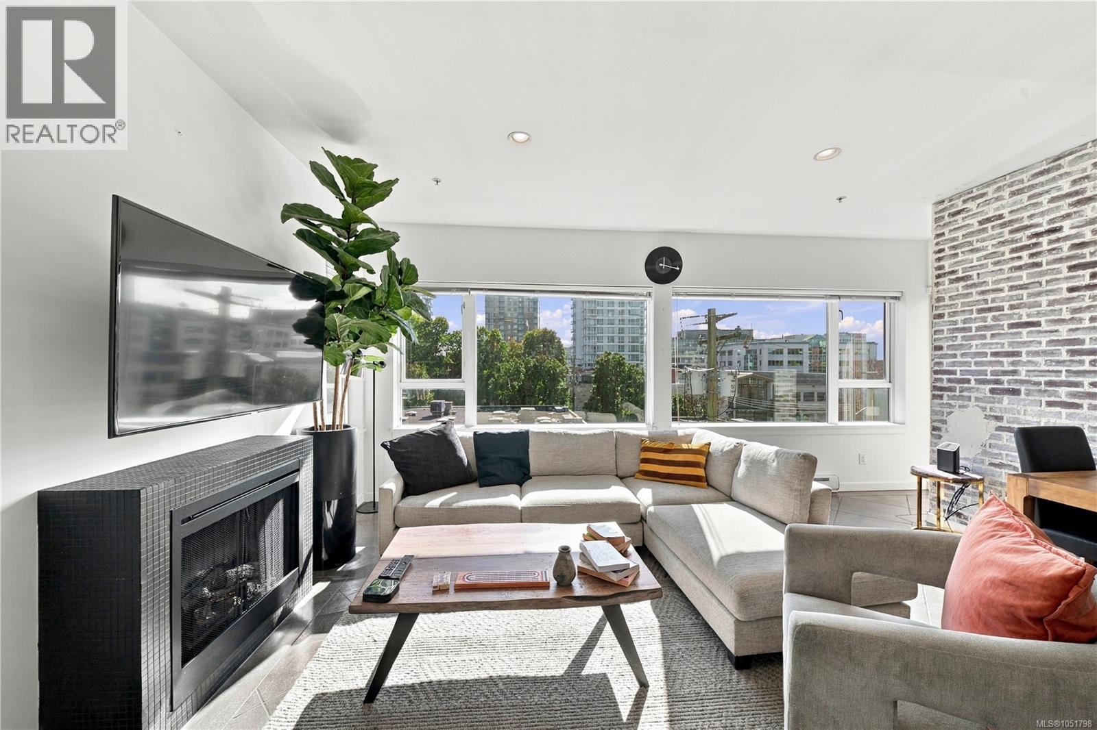 #401 848 Mason St - 3