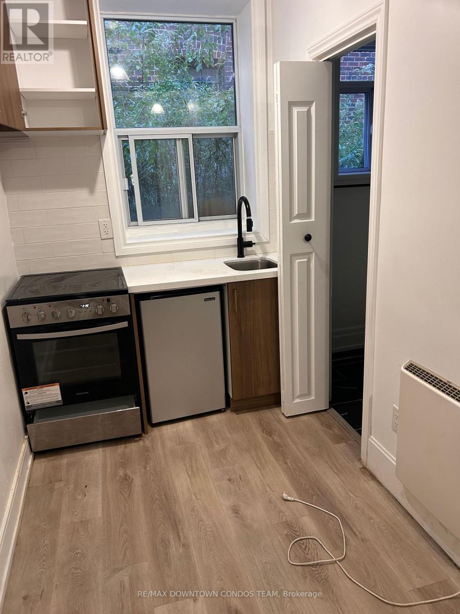 917 St Clair Avenue West — photo 12