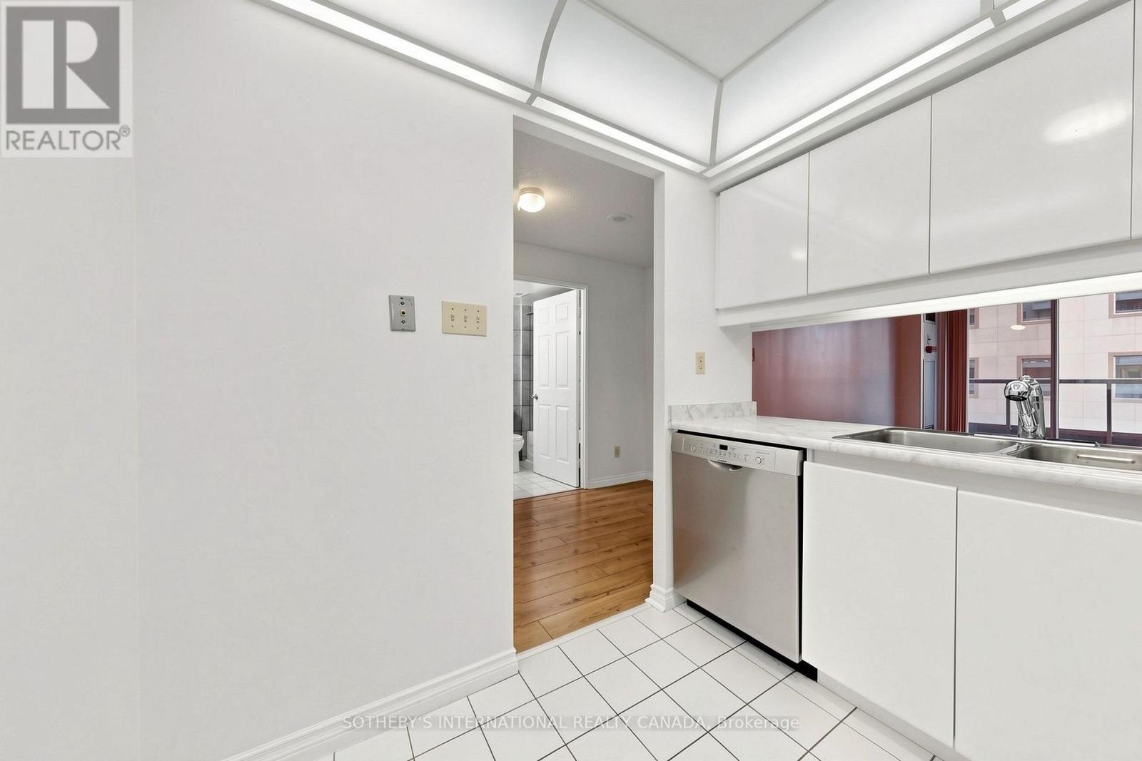 736 Bay Street — photo 11