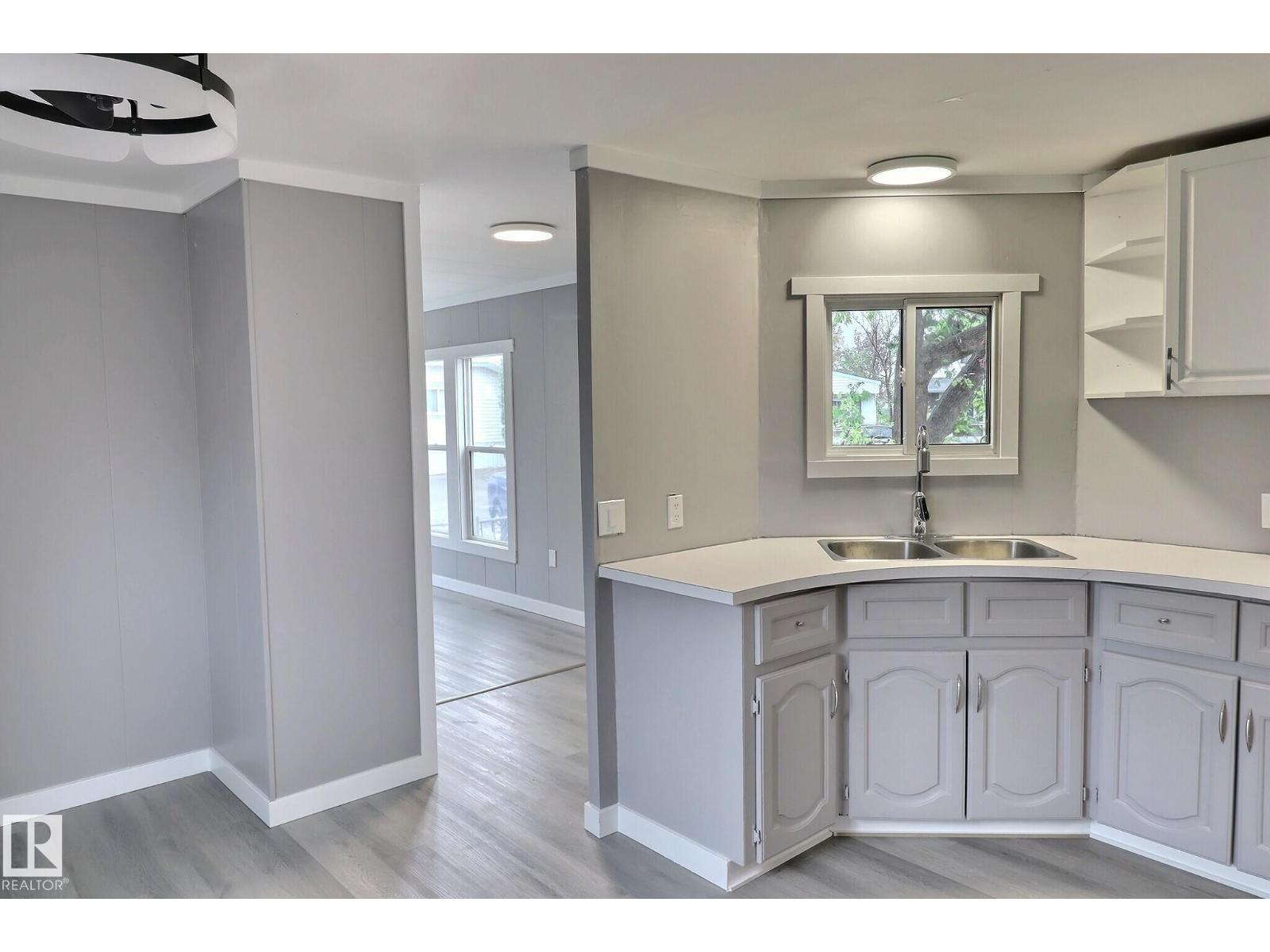 542 Evergreen Pa NW, photo 3