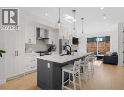 4pc Bathroom - 2183 49 Avenue Sw, Calgary, AB T2T5C1 Photo 9