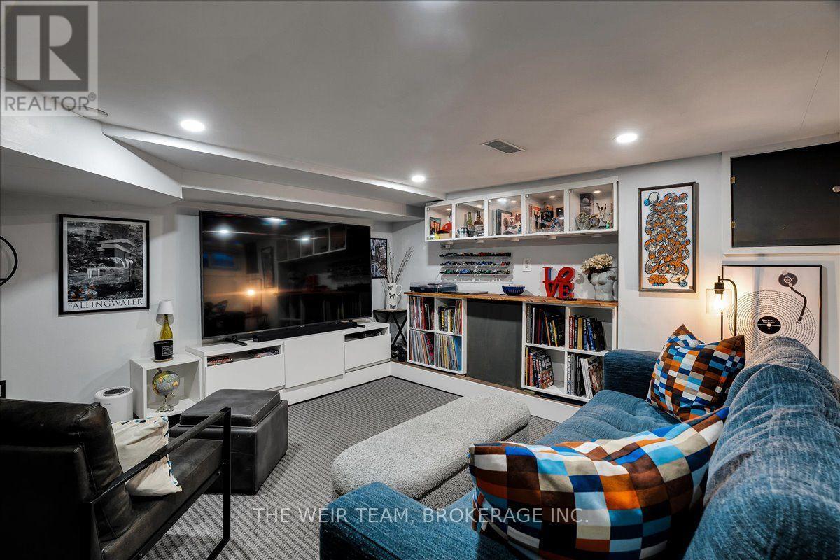 13 Amroth Avenue, Toronto, ON photo 18