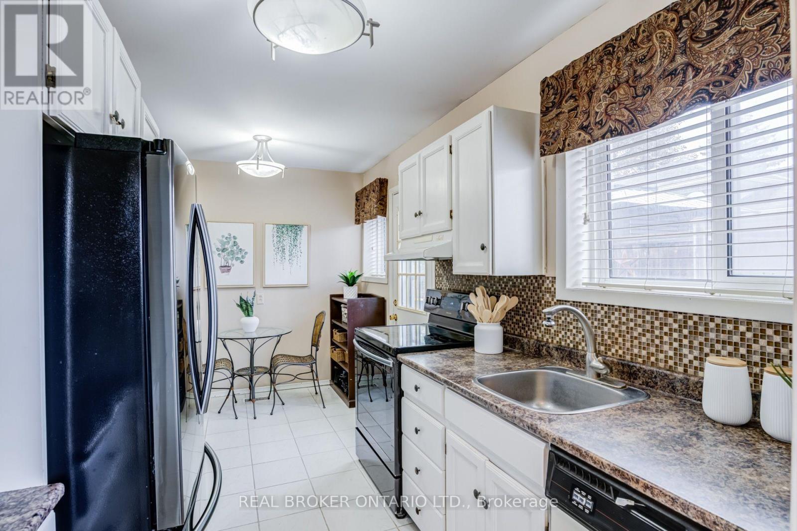 82 Tecumseth Drive, Aurora, ON photo 3