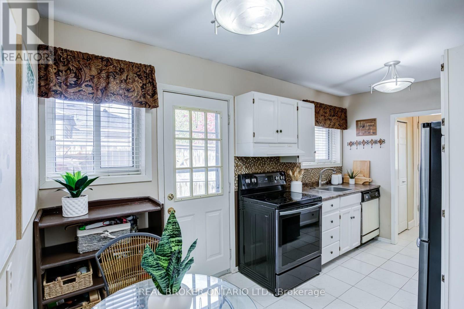 82 Tecumseth Drive, Aurora, ON photo 4