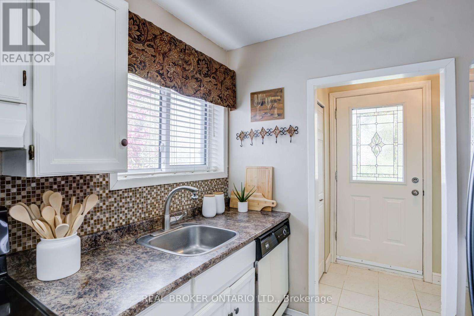 82 Tecumseth Drive, Aurora, ON photo 5