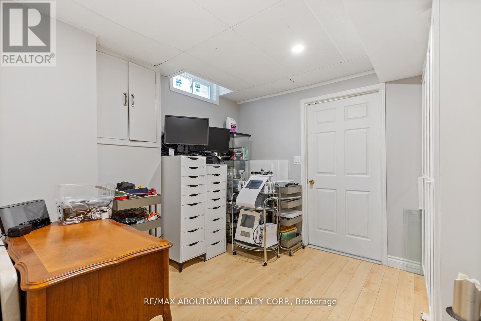 467 Hedgerow Lane — photo 32