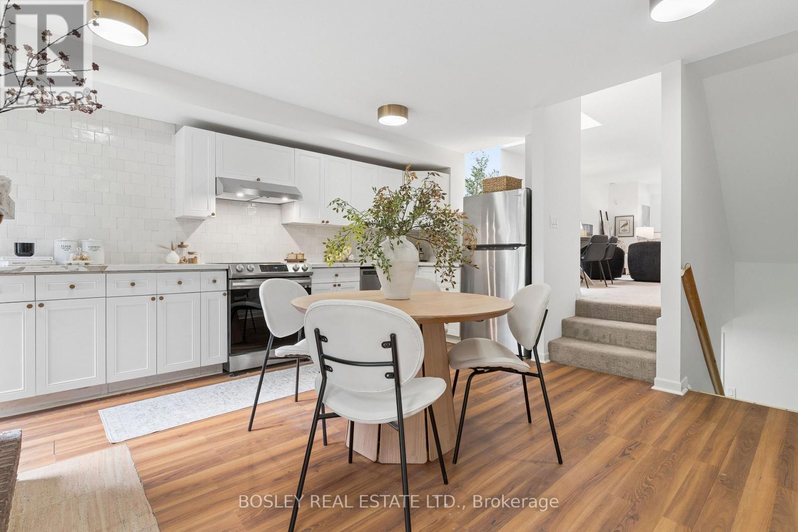 37 Hillsview Avenue, Toronto, ON photo 9