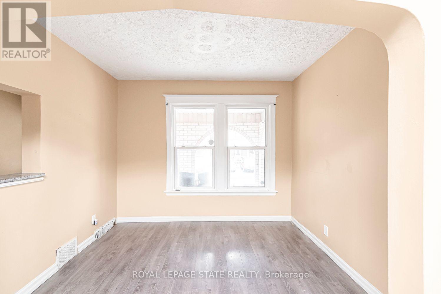 46 HOLTON AVENUE N - 8