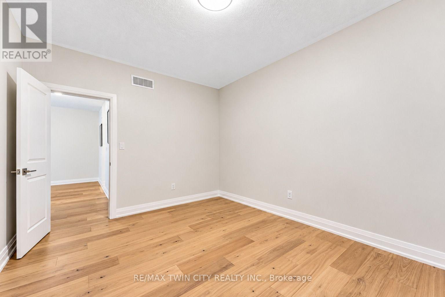 31 Jacob Detweiller Drive, Kitchener, ON photo 14