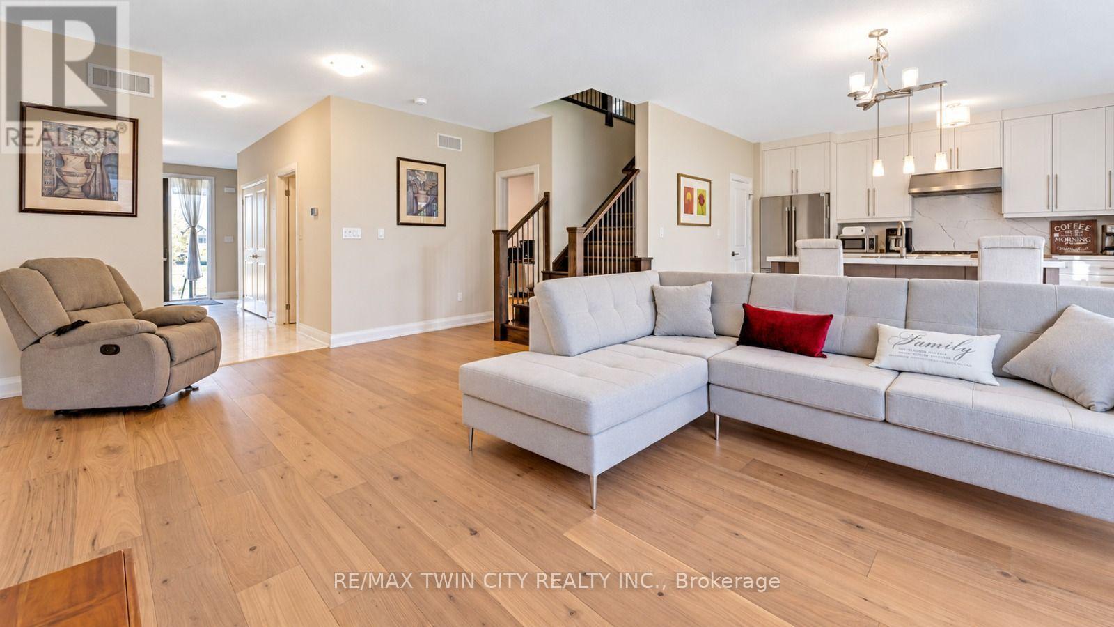31 Jacob Detweiller Drive, Kitchener, ON photo 8