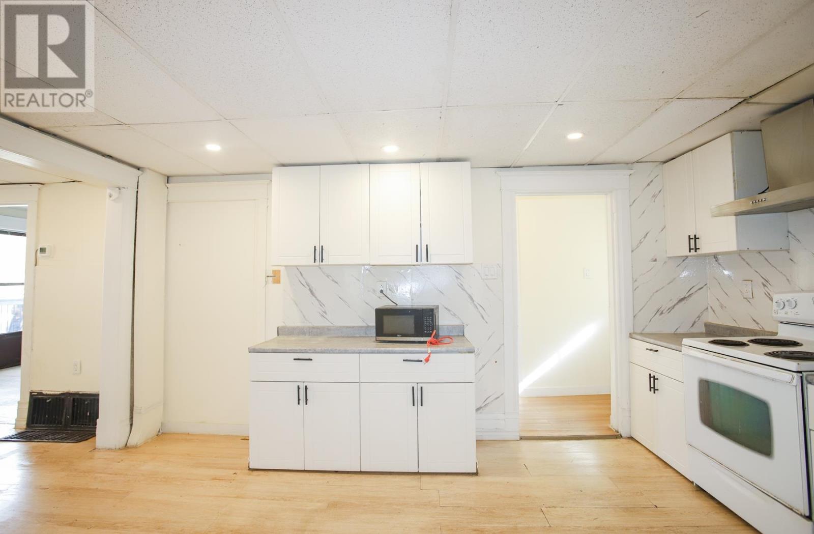 182 Dennis ST - 32