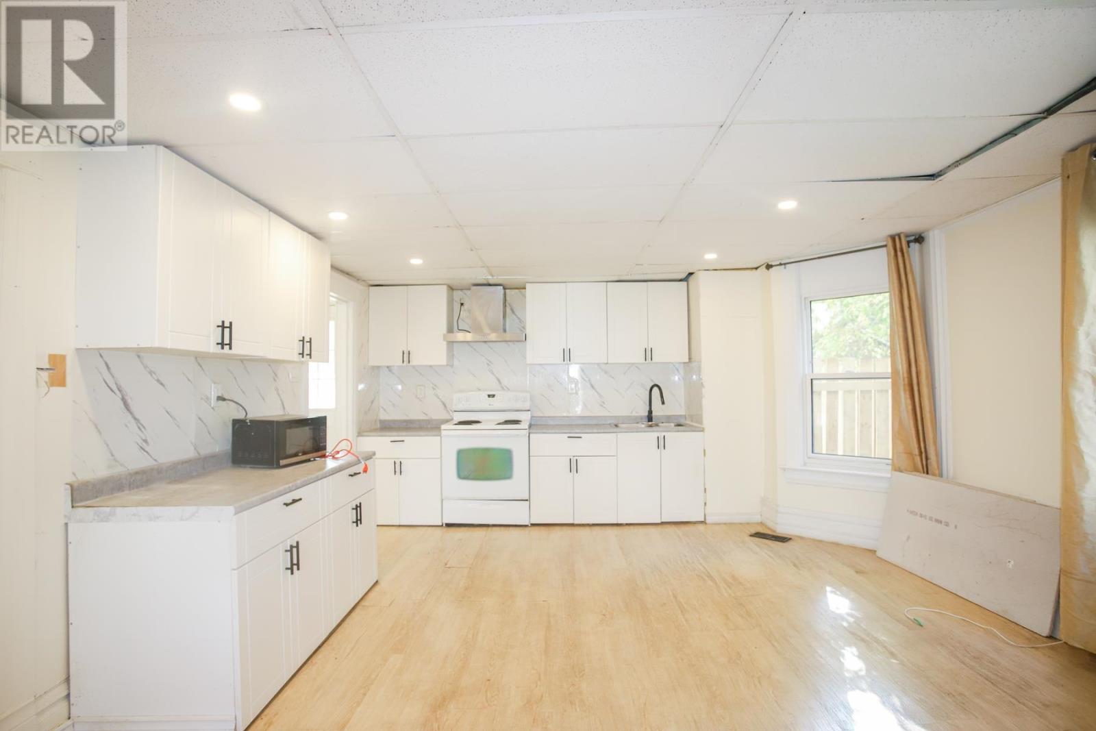 182 Dennis ST - 27