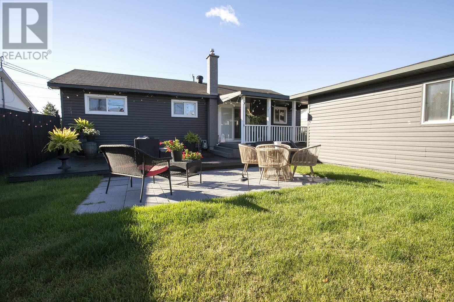 102 Laura ST - 11