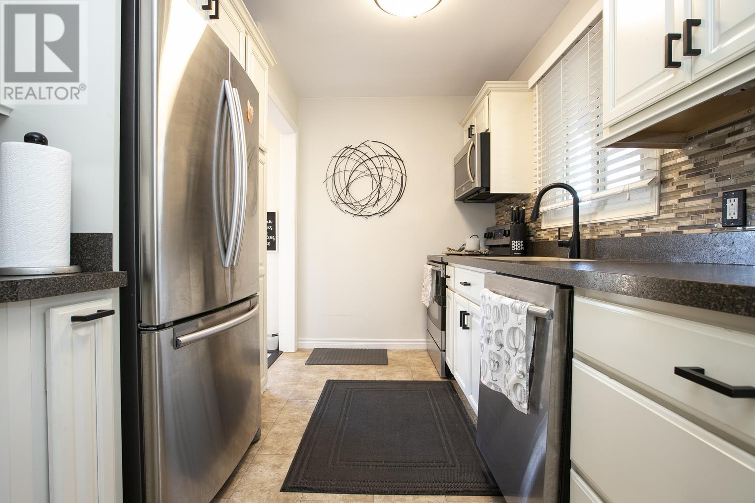 102 Laura ST - 13