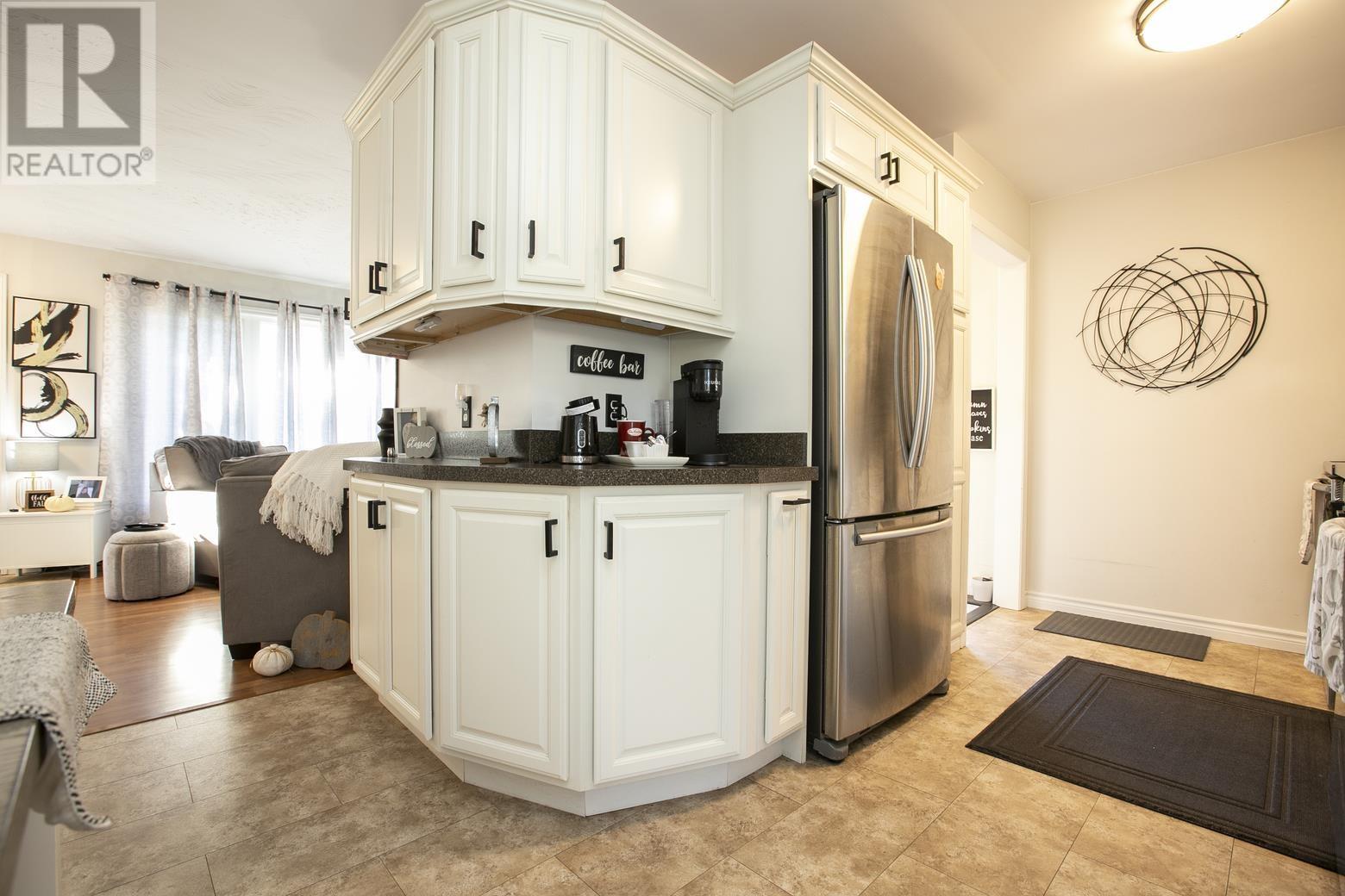 102 Laura ST - 14