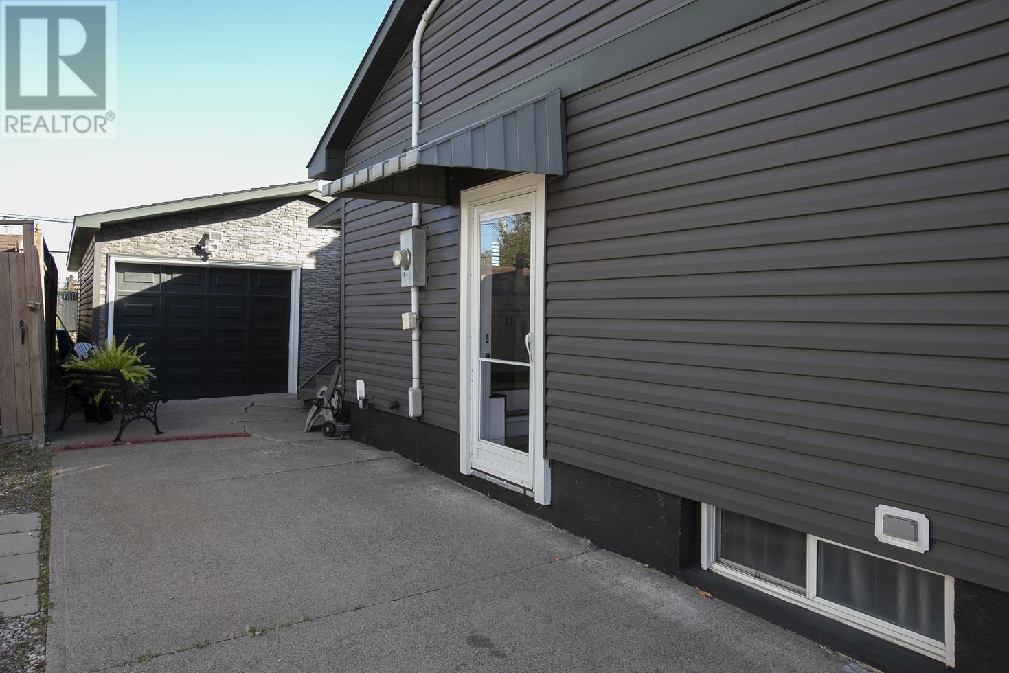 102 Laura ST - 3