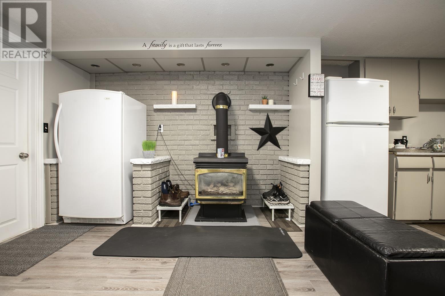 102 Laura ST - 34