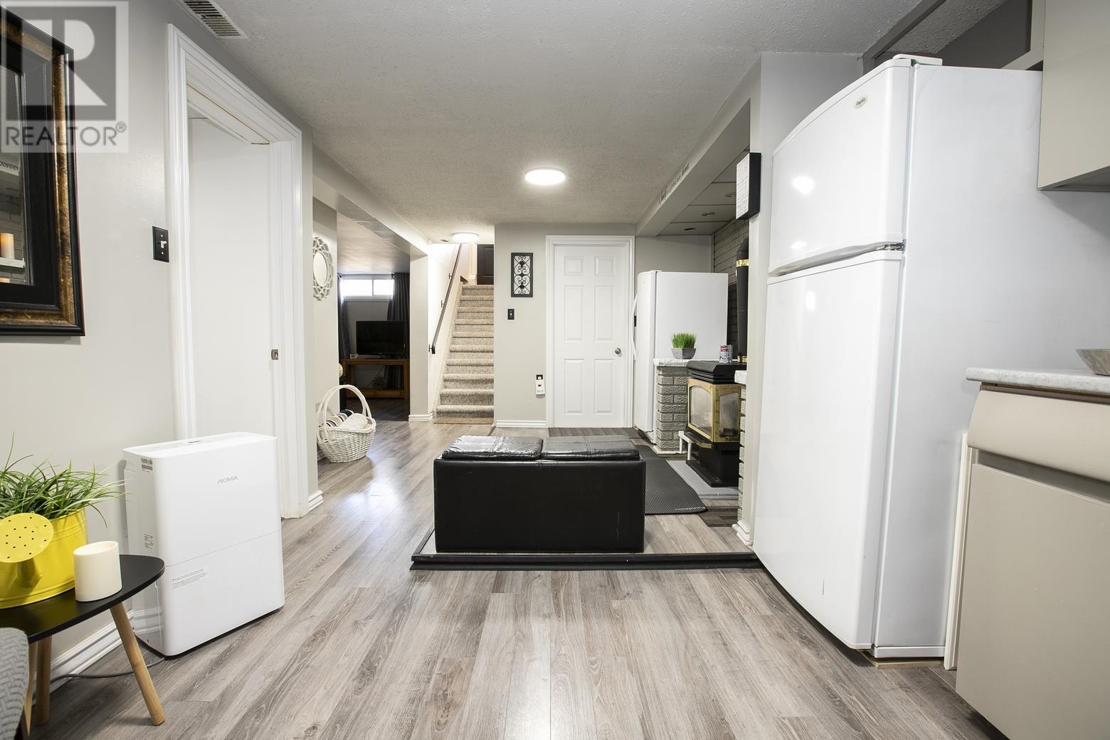 102 Laura ST - 35
