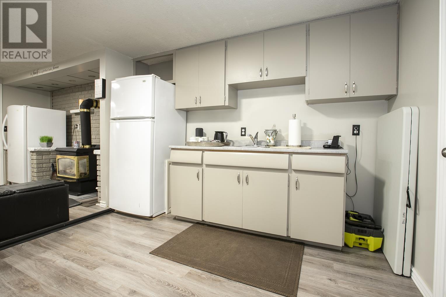 102 Laura ST - 36