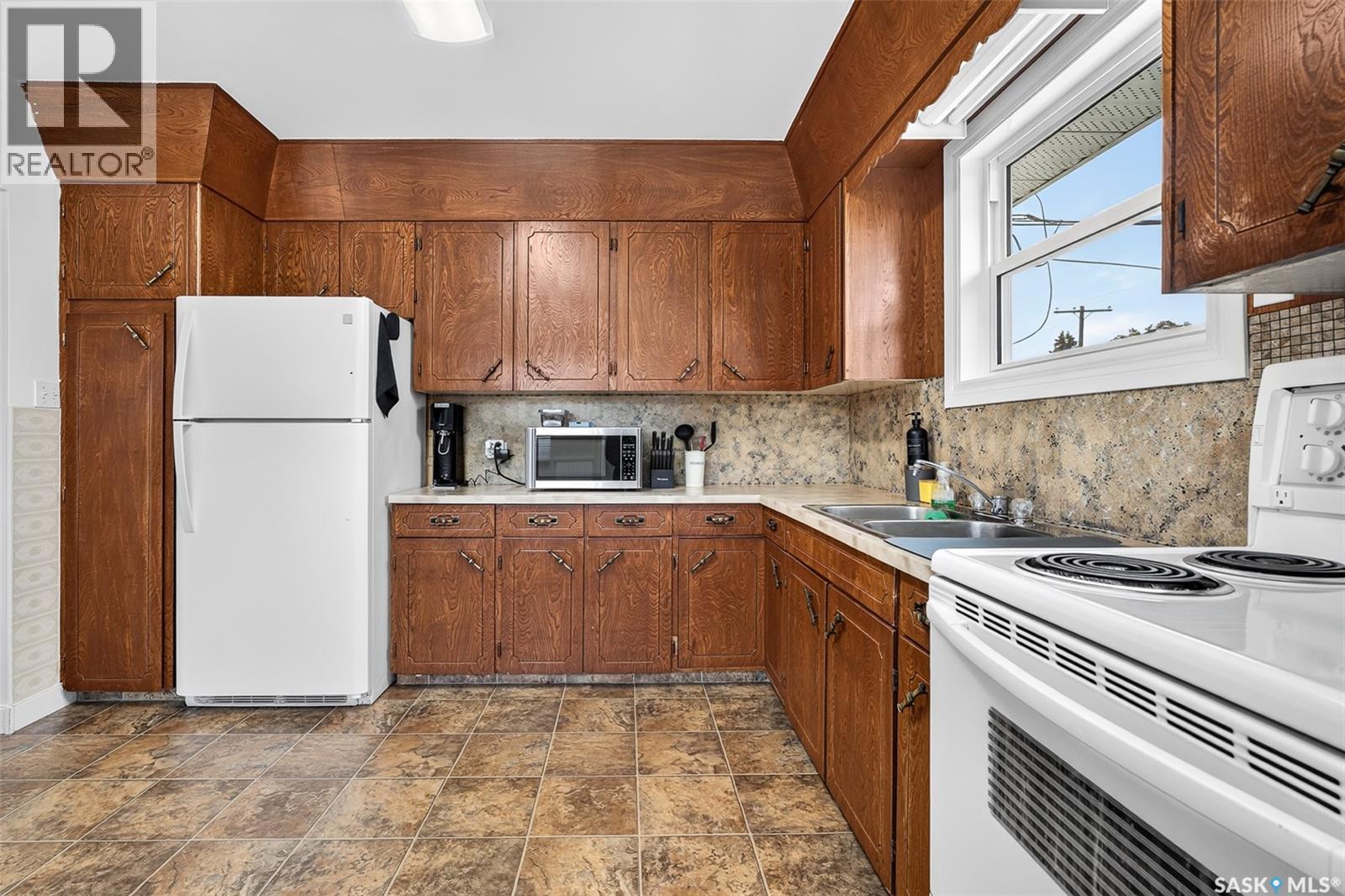 506 Lillooet STREET W - 14